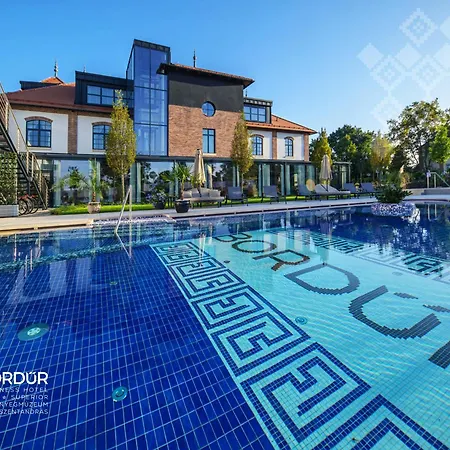 Bordur Wellness Superior Es Szonyegmuzeum 4*